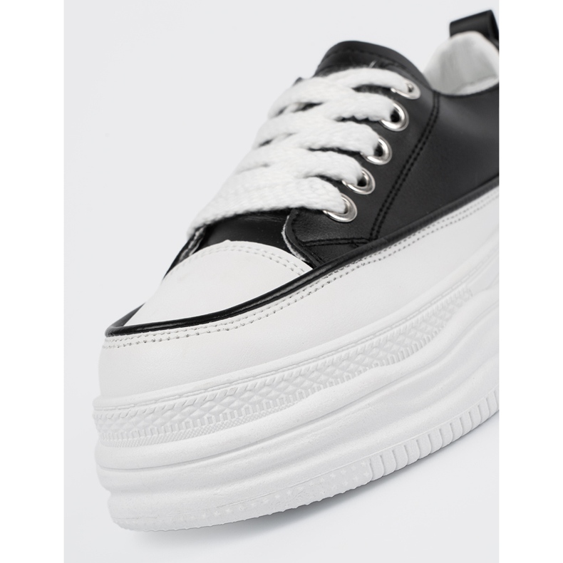 Sneaker in bianco e nero sulla piattaforma 1