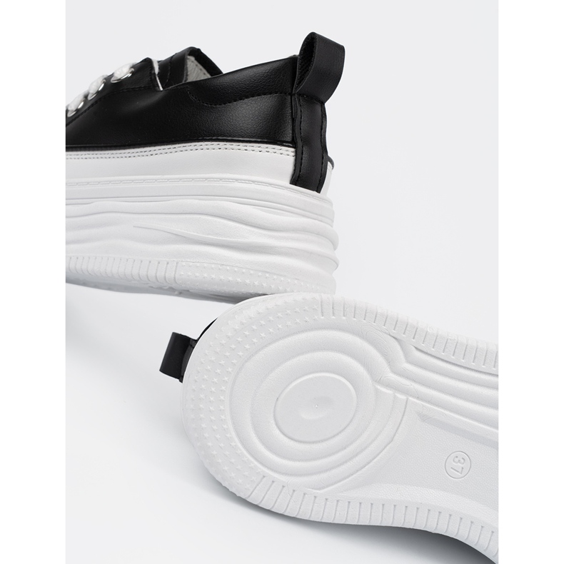 Sneaker in bianco e nero sulla piattaforma 2