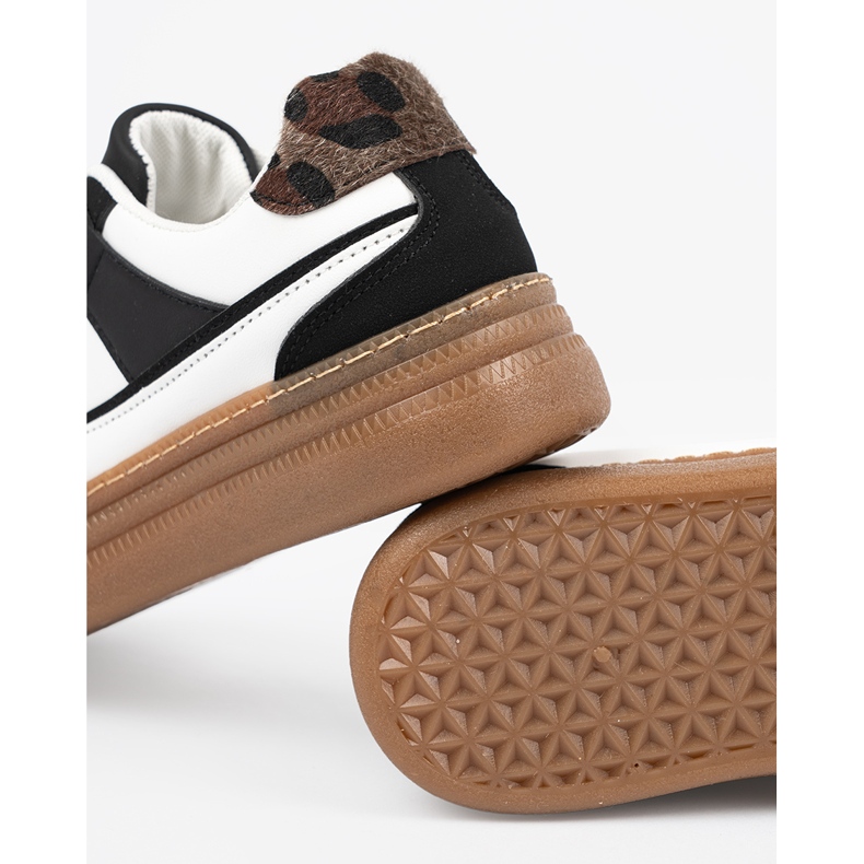 Sneaker in bianco e nero con inserti con stampa leopardata 1