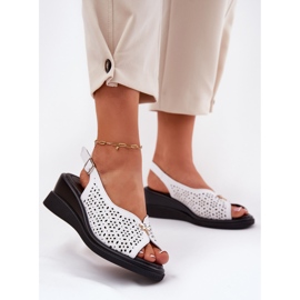 In pelle Openwork Sandals femminile sul cuneo Vinceza 79529 bianco 2