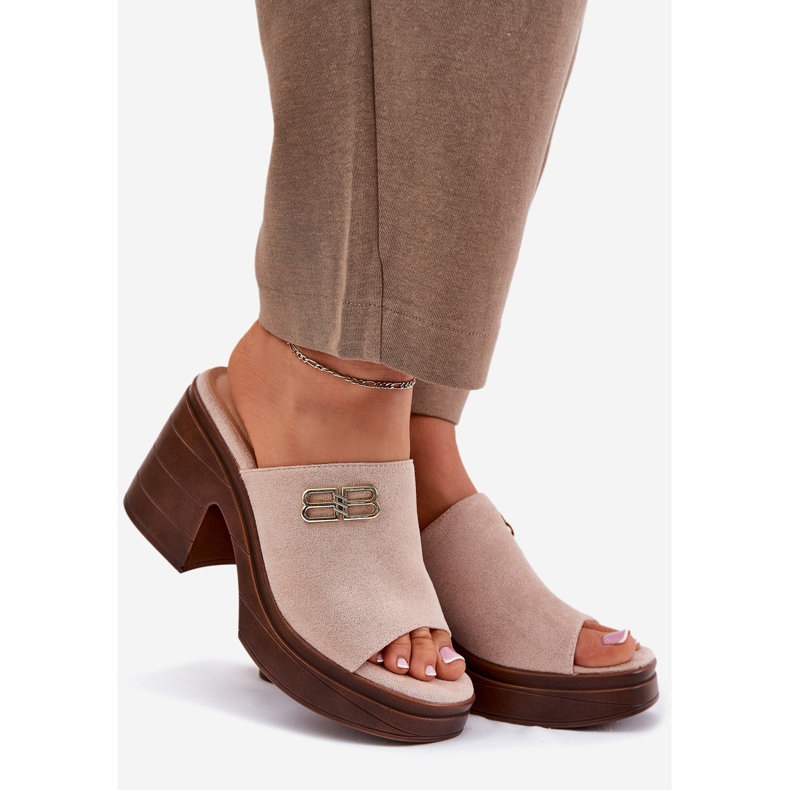 Vinceza Le pantofole da donna su un enorme tallone con un dettaglio dorato di Vincez 17400 beige 1