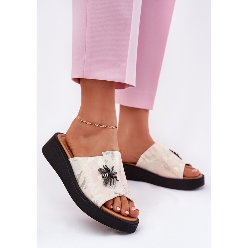 Pantofole in pelle femminile con una spilla beige di Vinceza 66752 2