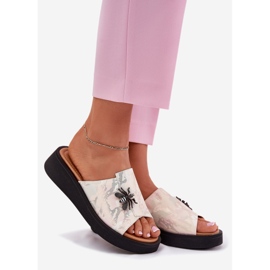 Pantofole in pelle femminile con una spilla beige di Vinceza 66752 1