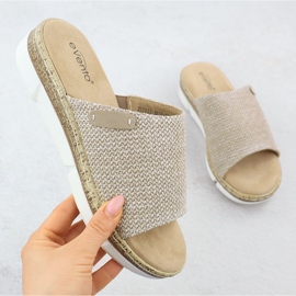Infradito da donna sull'elevazione di beige evento 8832 1