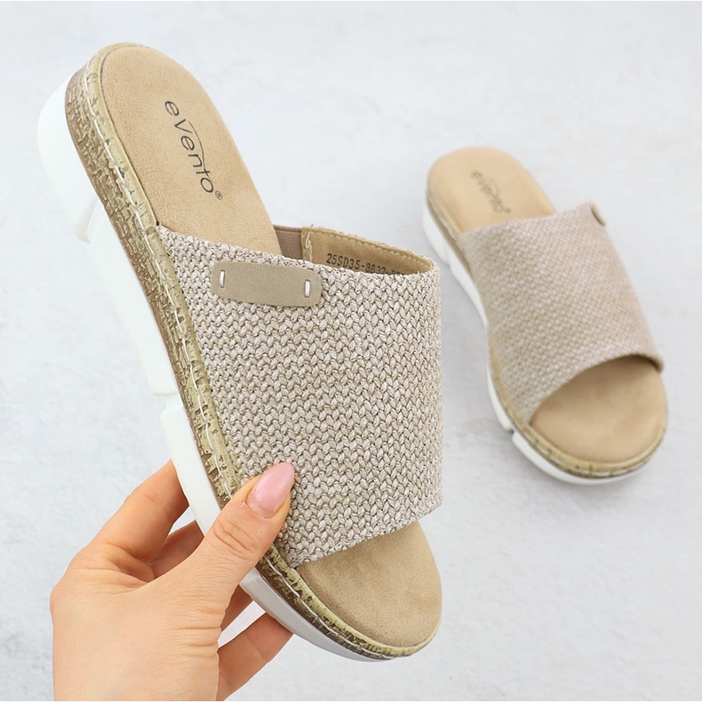Infradito da donna sull'elevazione di beige evento 8832 1