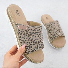 Le infradito da donna su una stampa leopardata beige jezzi 8832 1