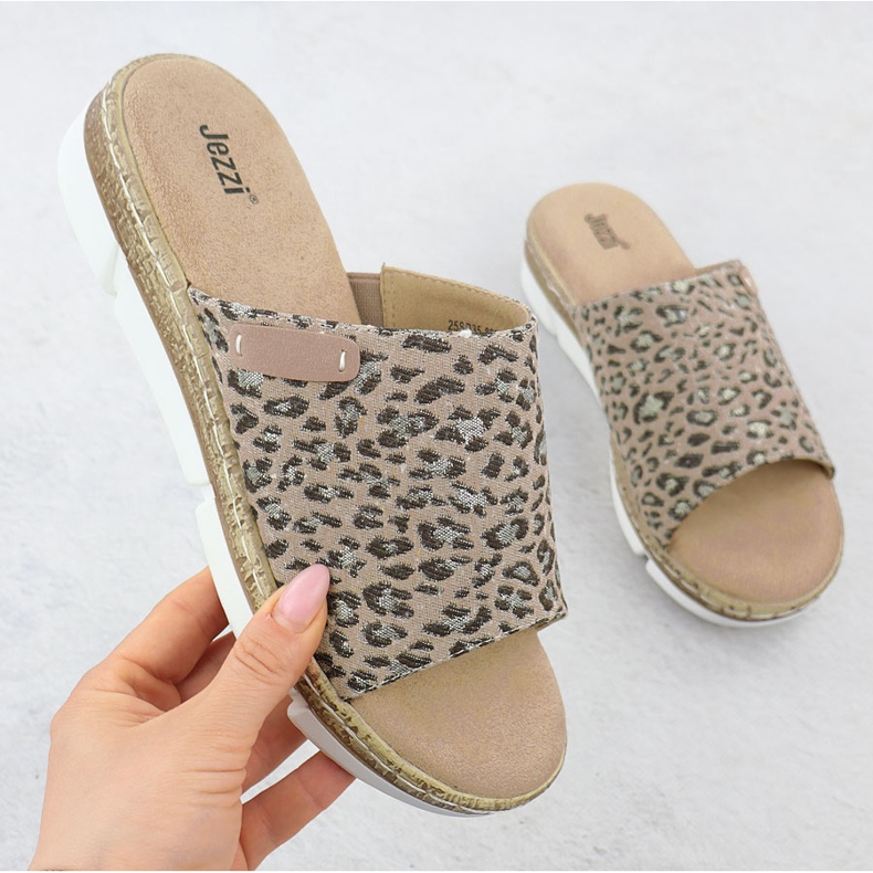 Le infradito da donna su una stampa leopardata beige jezzi 8832 1