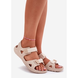 Sandali in schiuma femminile sulla piattaforma Big Star RR274A515 beige 1