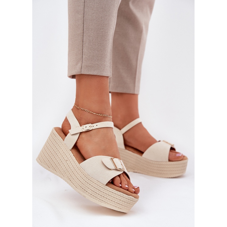 Inna Sandali da donna per cuneo con una fibbia beige 1