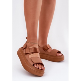 Inna Sandali femminili sul piatto in velcro cammello marrone 2