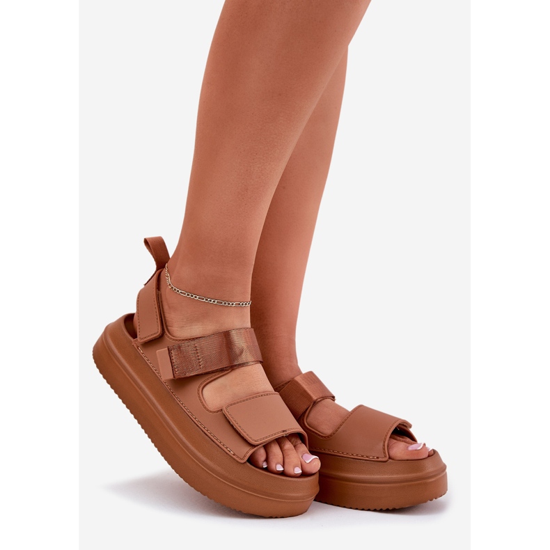 Inna Sandali femminili sul piatto in velcro cammello marrone 1