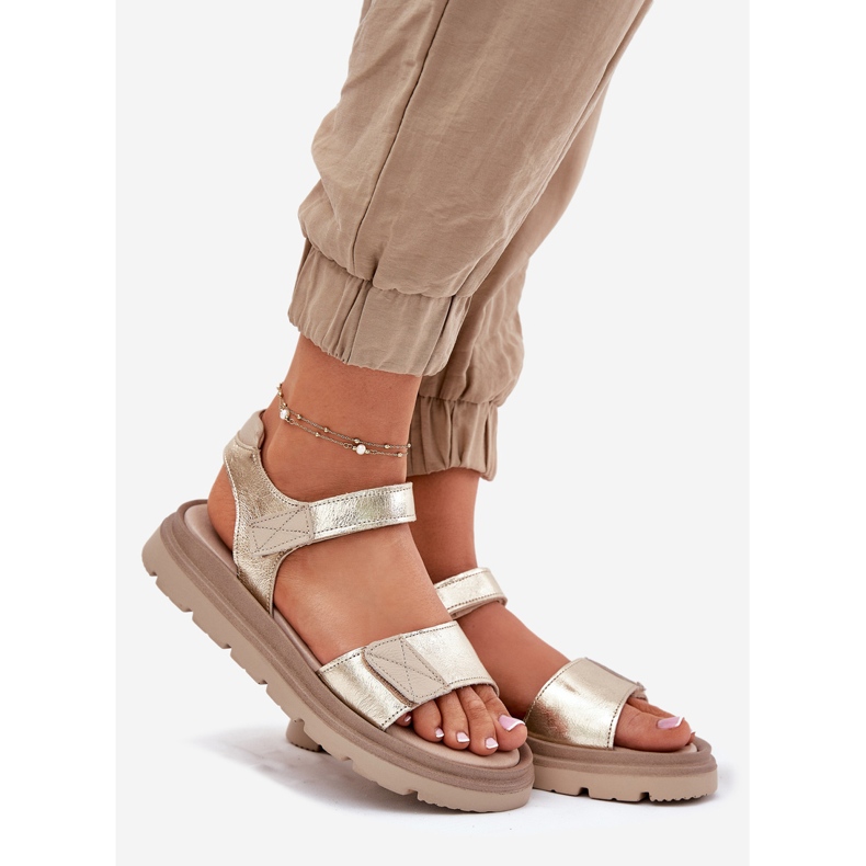 Sandali in pelle femminile sulla piattaforma d'oro Zazoo 40443 1