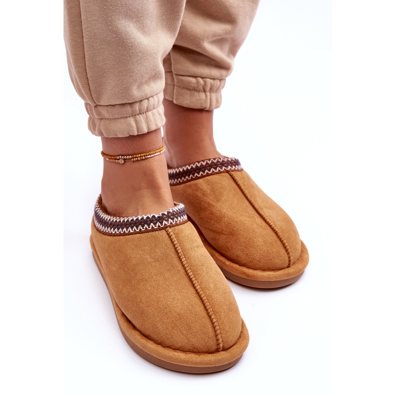 Pantofole in pelle scamosciata da donna con pelliccia beige-cammello 2