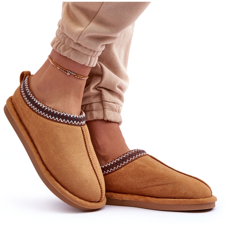 Pantofole in pelle scamosciata da donna con pelliccia beige-cammello 4