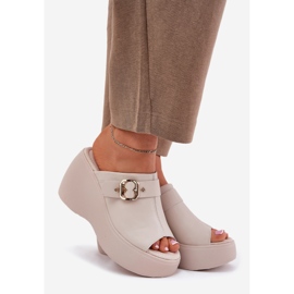 Flip in pelle femminile sulla piattaforma e zeppe con fibbia s.barski lr51-542 beige 1