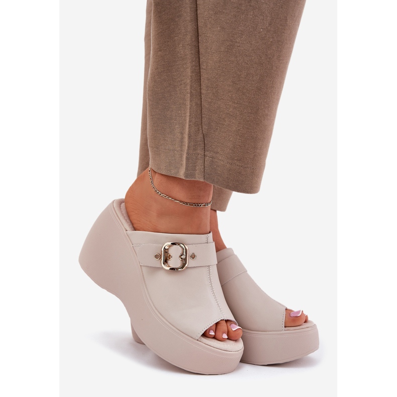 Flip in pelle femminile sulla piattaforma e zeppe con fibbia s.barski lr51-542 beige 1