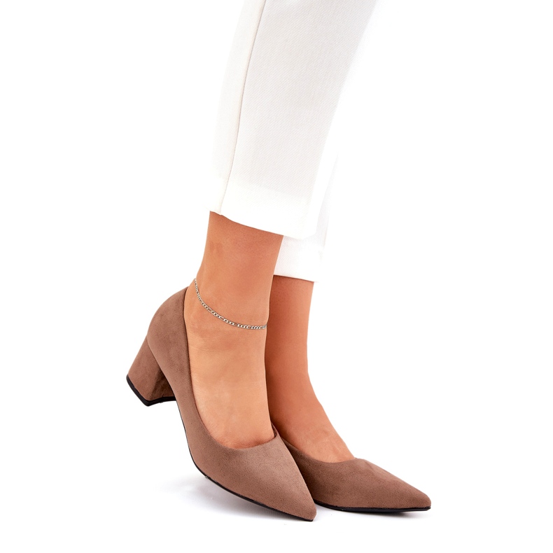 Pompe da donna con le dita dei piedi appuntite sul Kaki Post 1