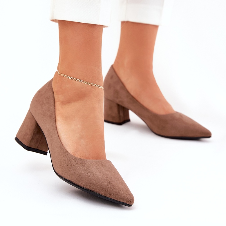 Pompe da donna con le dita dei piedi appuntite sul Kaki Post 2