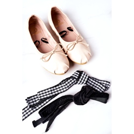 Ballerine femminili legate con un arco nudo beige 1