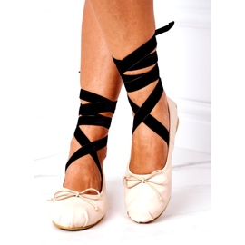 Ballerine femminili legate con un arco nudo beige 2