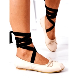 Ballerine femminili legate con un arco nudo beige 3