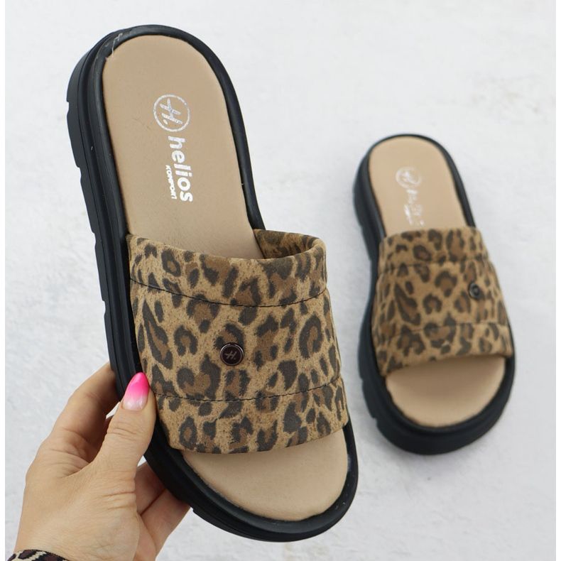 Pantofole in pelle femminile sulla piattaforma con beige Helios 156.731 1