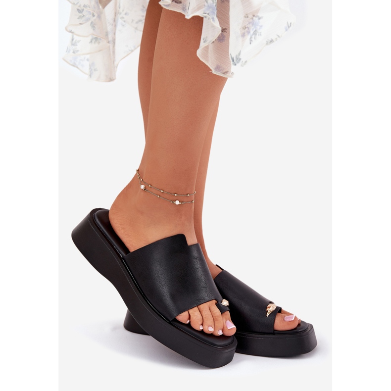 EVento Infradito da donna sulla piattaforma con un dettaglio decorativo nero 1