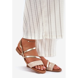 Sandali in pelle da donna con tacco piatto Maciejka 06966-25 PLN d'oro 1