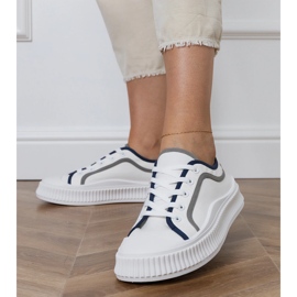 Sneakers bianche da donna sulla piattaforma bianca 1