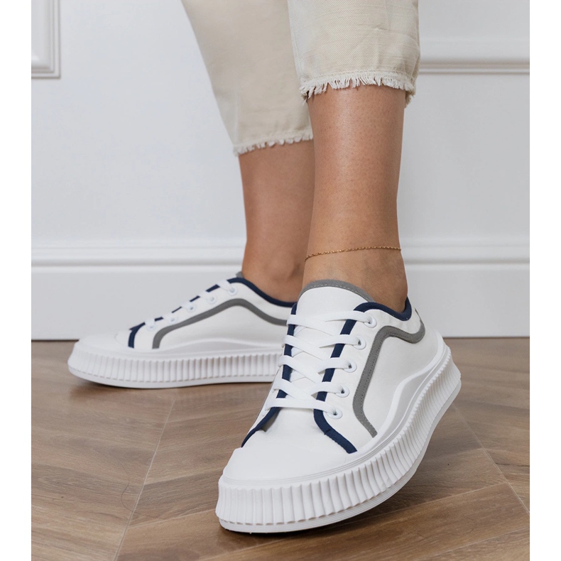 Sneakers bianche da donna sulla piattaforma bianca 1
