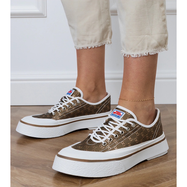 Sneaker femminili marroni sulla piattaforma marrone 1