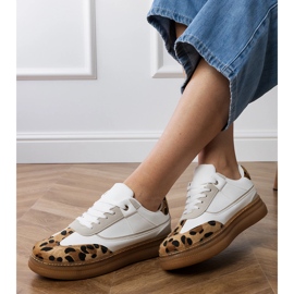 Sneaker bianche con un accessorio leopardo bianco 2