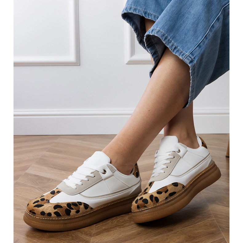 Sneaker bianche con un accessorio leopardo bianca 2