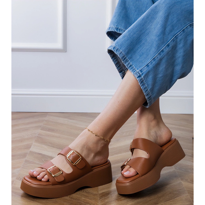 Flip -flip marroni con morsetti su strisce marrone 1