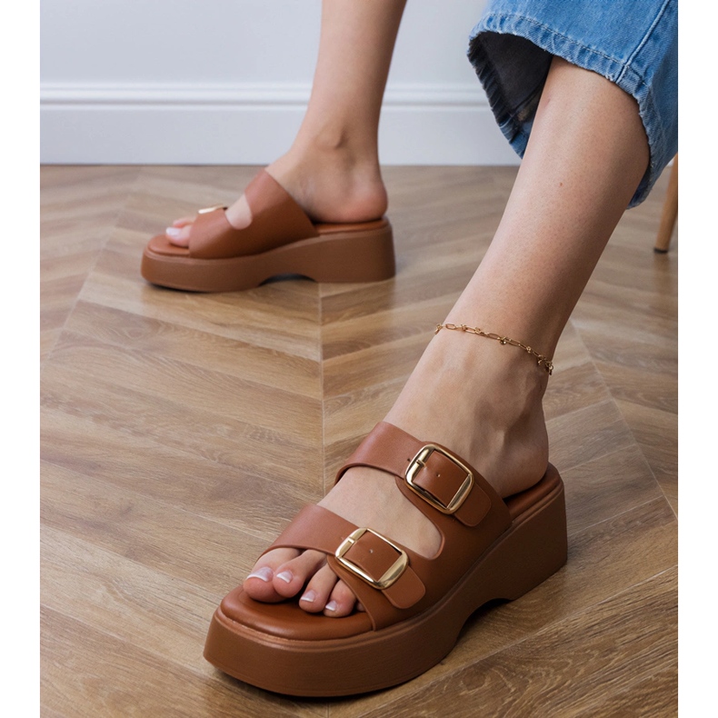 Flip -flip marroni con morsetti su strisce marrone 2