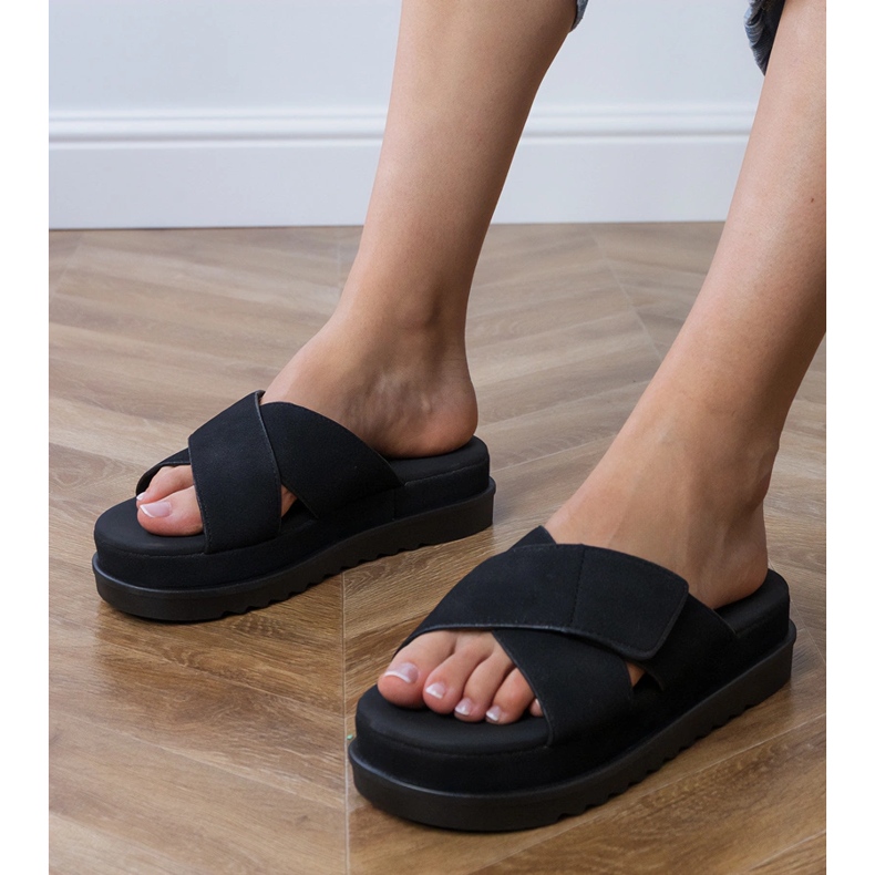 Pantofole nere con strisce sulla piattaforma nero 1