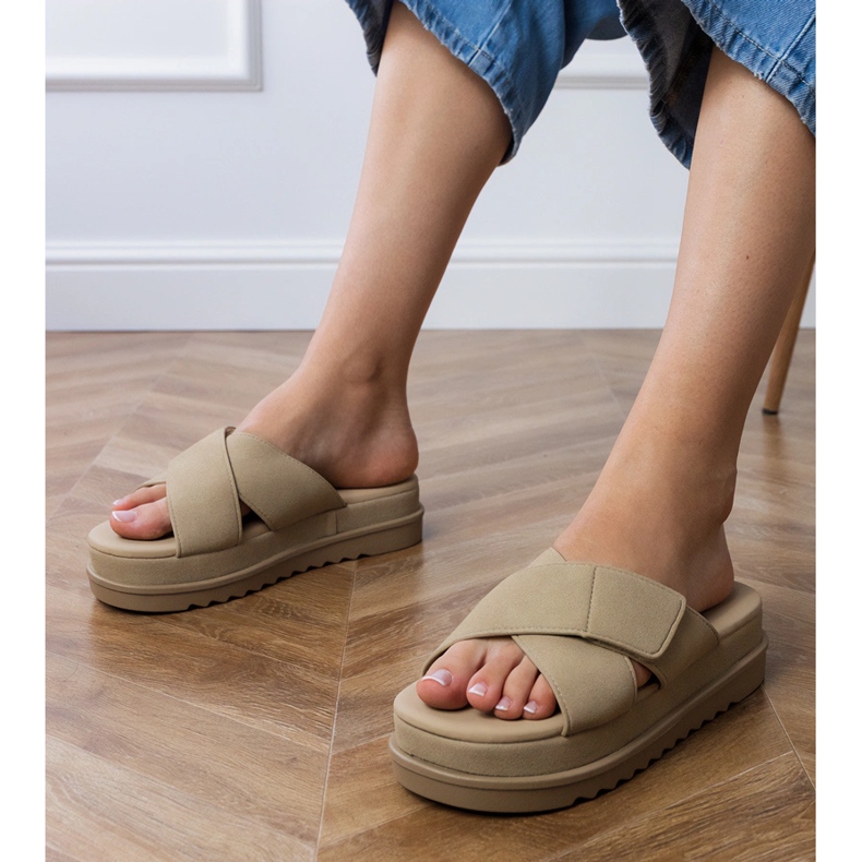 Flip -flip marrone con strisce sulla piattaforma 1