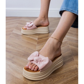 Pantofole rosa sulla piattaforma con fiocco 2