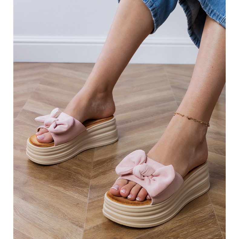 Pantofole rosa sulla piattaforma con fiocco 1