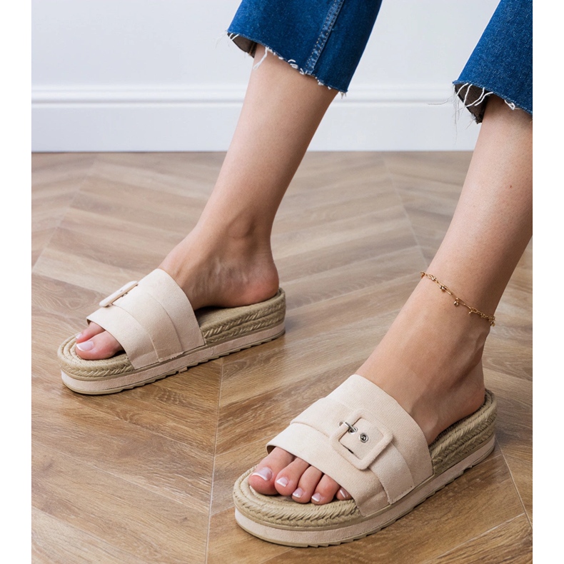 BEIGE Flaps sulla piattaforma con una fibbia decorativa 1