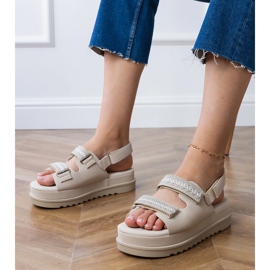 Sandali beige con strisce ricamate sulla piattaforma 1