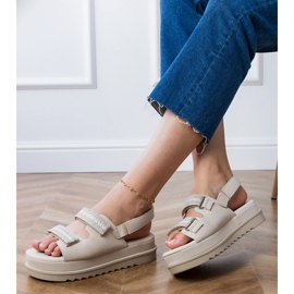 Sandali beige con strisce ricamate sulla piattaforma 2