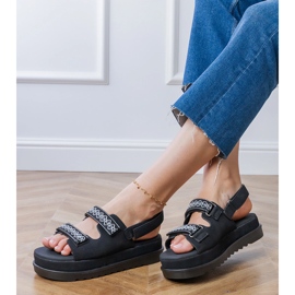 Sandali neri con strisce ricamate sulla piattaforma nero 2