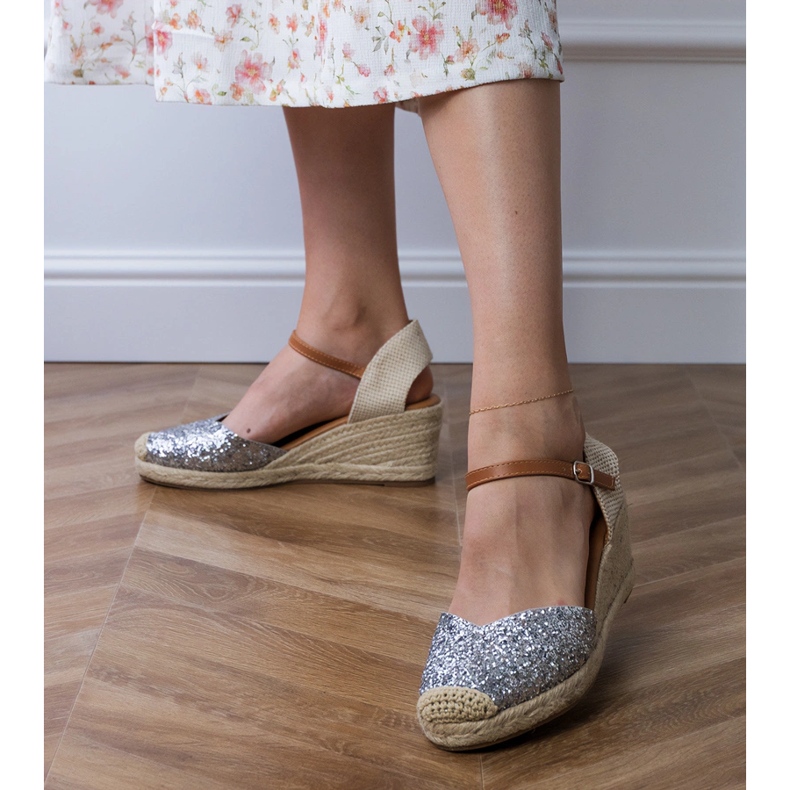 Sandali in broccato d'argento su cuneo 1