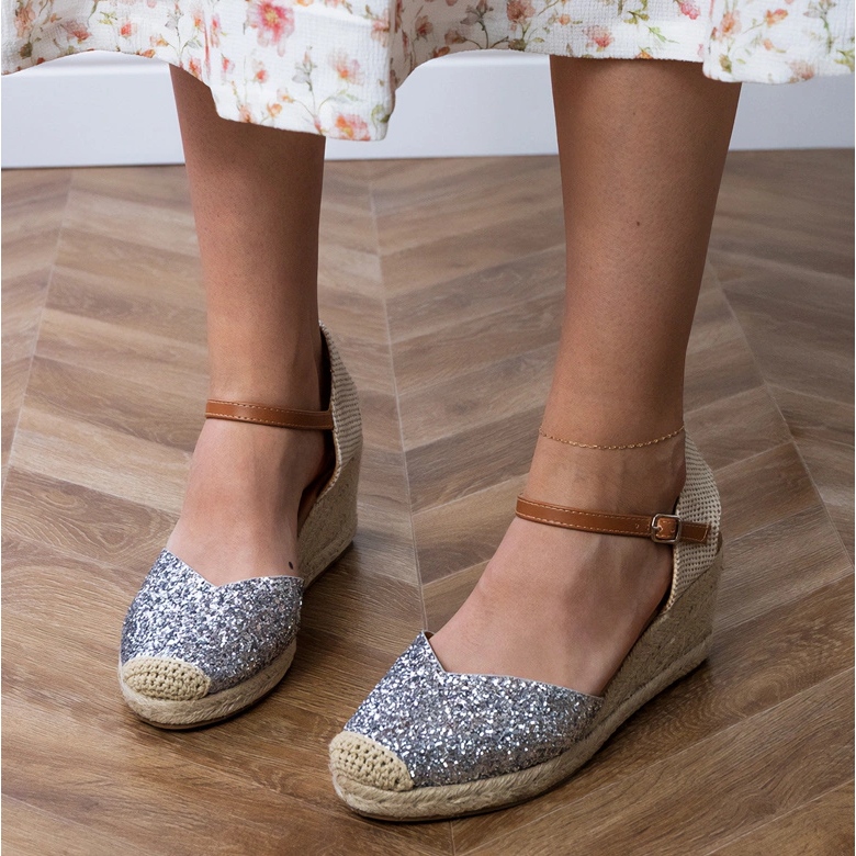 Sandali in broccato d'argento su cuneo 2