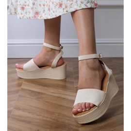 Sandali beige sulla piattaforma Ekozamsz 2