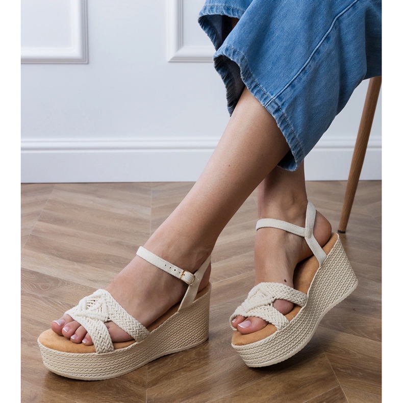 Sandali beige sulla piattaforma con una cinghia legata 2