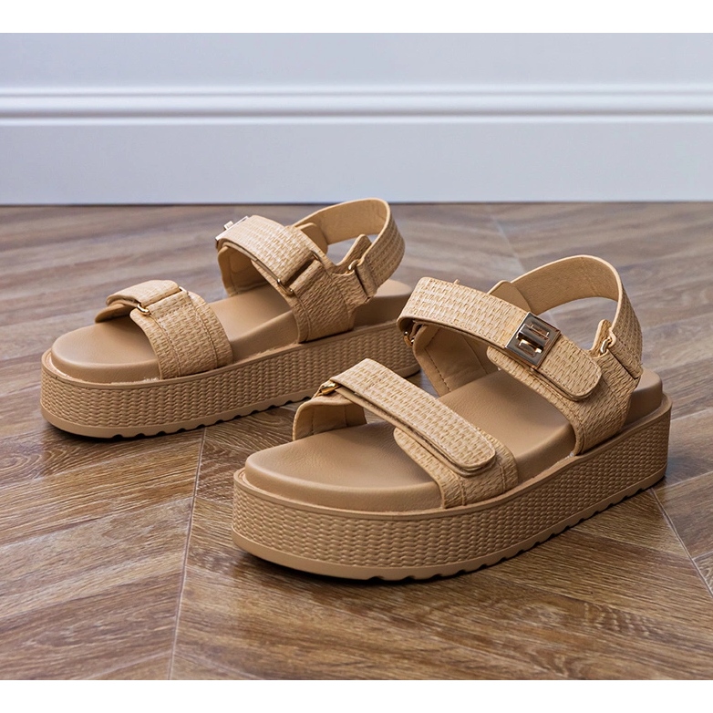 Sandali beige sulla piattaforma con cinturini sul velcro 1