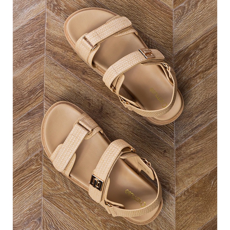 Sandali beige sulla piattaforma con cinturini sul velcro 2