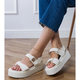 Sandali bianchi sulla piattaforma con cinghie sul velcro bianco 2